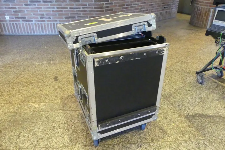 Digitale Stagebox mit XLR-Ein-/Ausgängen und Glasfaseranschluss im fahrbaren Flightcase